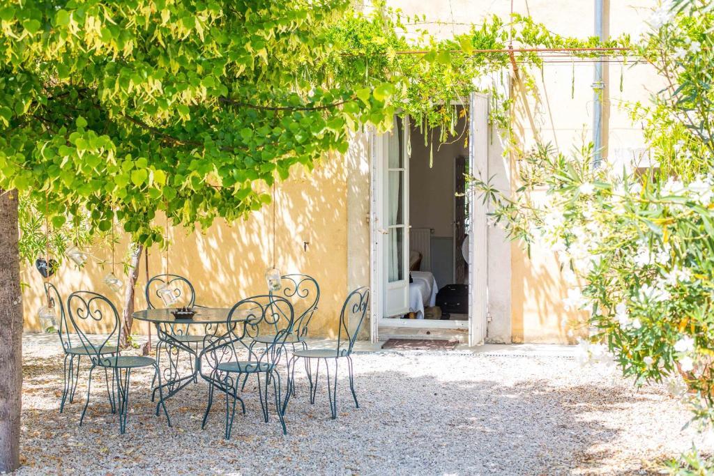 Hotel Domaine De Blanche Fleur Châteauneuf-de-Gadagne Zewnętrze zdjęcie